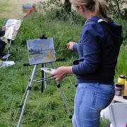 Mathilde Leonore aan het werk tijdens een workshop landschapschilderen